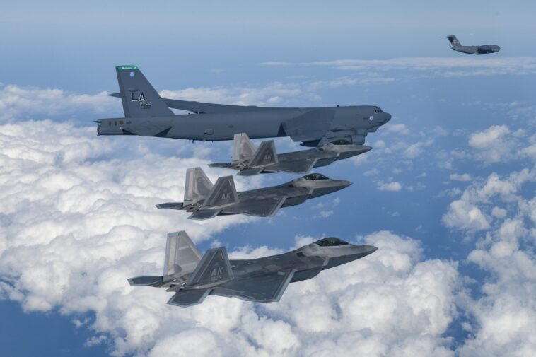 (2nd LD) S. Korea, U.S. stage combined air drills involving America&apos;s B-52H bombers, F-22 fighters