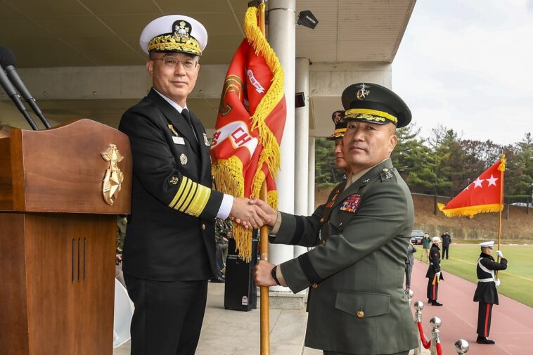 (LEAD) New Marine chief takes office, vows to build &apos;national strategic&apos; force