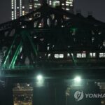 (LEAD) Subway train malfunctions over Han River, leaves 500 stranded for 2 hours