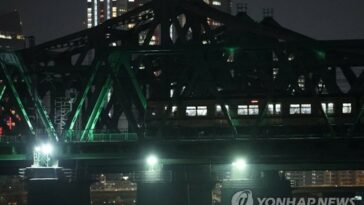 (LEAD) Subway train malfunctions over Han River, leaves 500 stranded for 2 hours