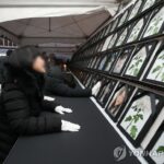 (LEAD) Bereaved families of Itaewon crush victims set up mourning altar near accident site