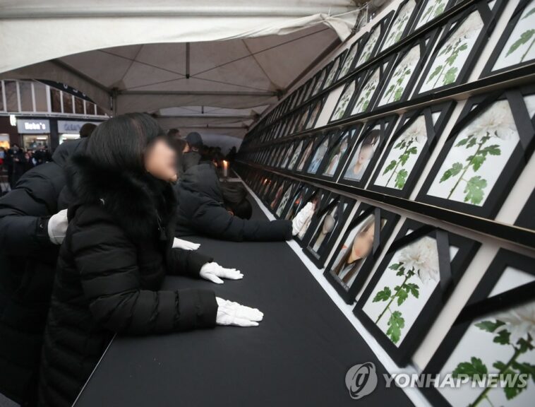 (LEAD) Bereaved families of Itaewon crush victims set up mourning altar near accident site