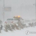 (LEAD) Heavy snow causes flight cancellations, road accidents