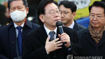 (LEAD) Prosecutors ask opposition leader Lee to appear for questioning next month
