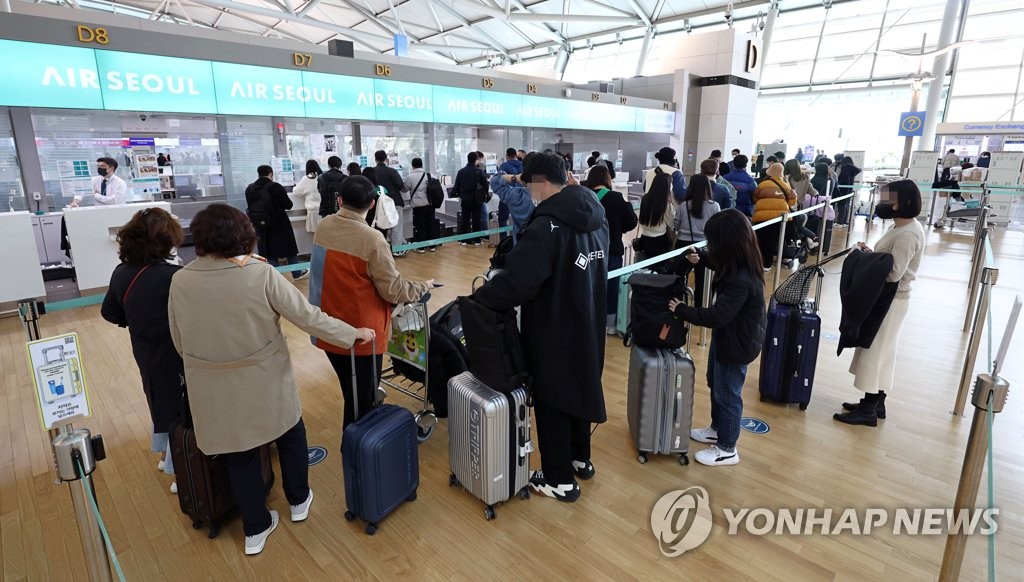 (LEAD) S. Korea's new COVID-19 cases at 54,319 amid virus surge worries