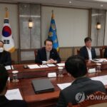 (LEAD) Yoon likens truckers&apos; strike to N. Korea&apos;s nuclear threat
