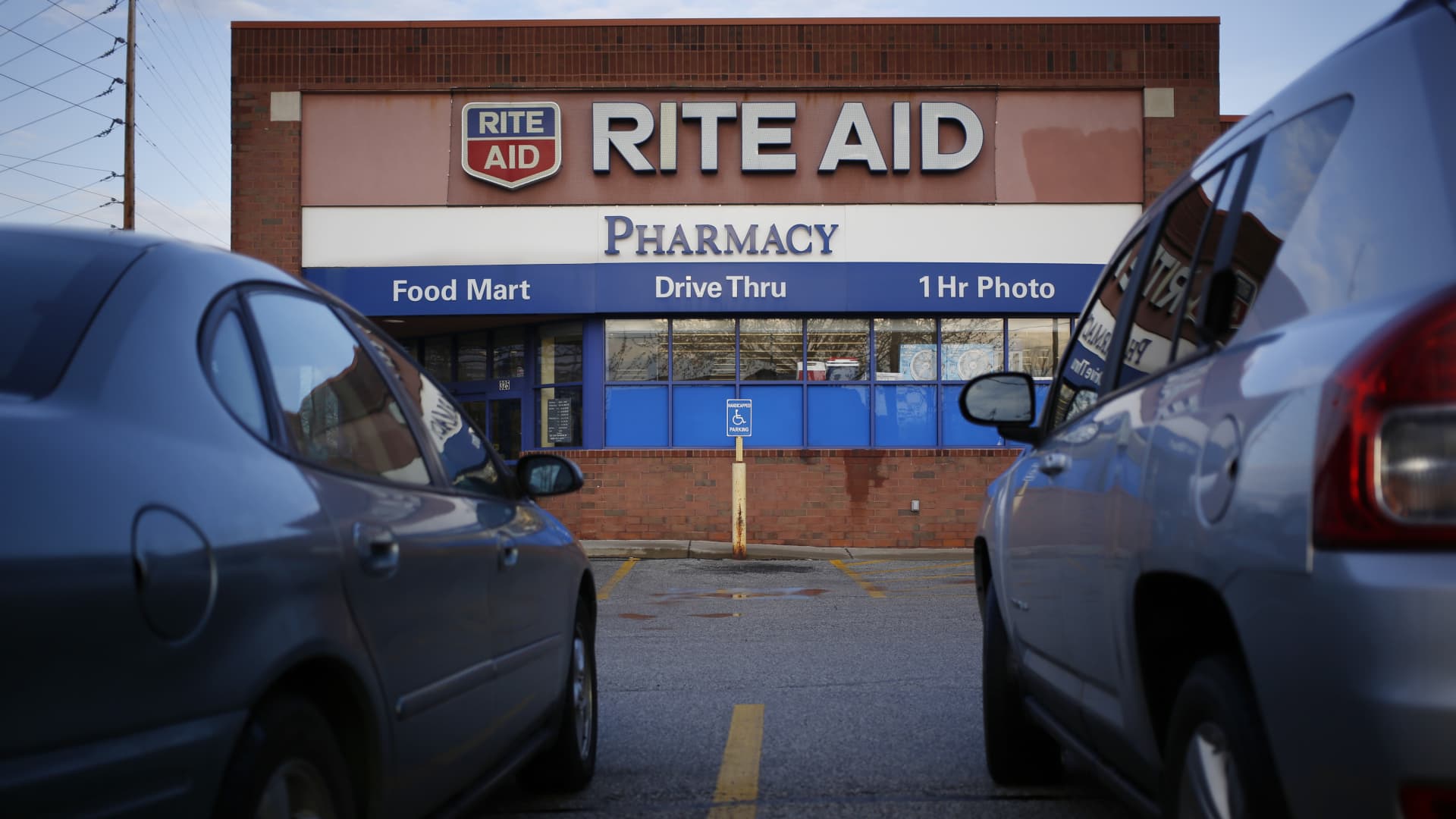 Acciones que realizan los mayores movimientos al mediodía: Rite Aid, Nike, Six Flags y más
