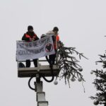 Activistas climáticos cortan la parte superior del icónico árbol de Navidad de Berlín