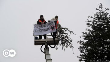 Activistas climáticos cortan la parte superior del icónico árbol de Navidad de Berlín