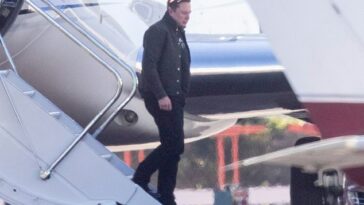 Musk bajando de su jet privado en Los Ángeles en febrero de 2022