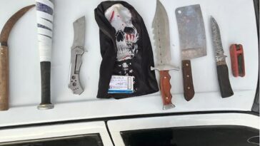 Supuestamente se encontró una serie de armas en una búsqueda de automóviles cercana unas horas más tarde en un incidente separado (en la foto)