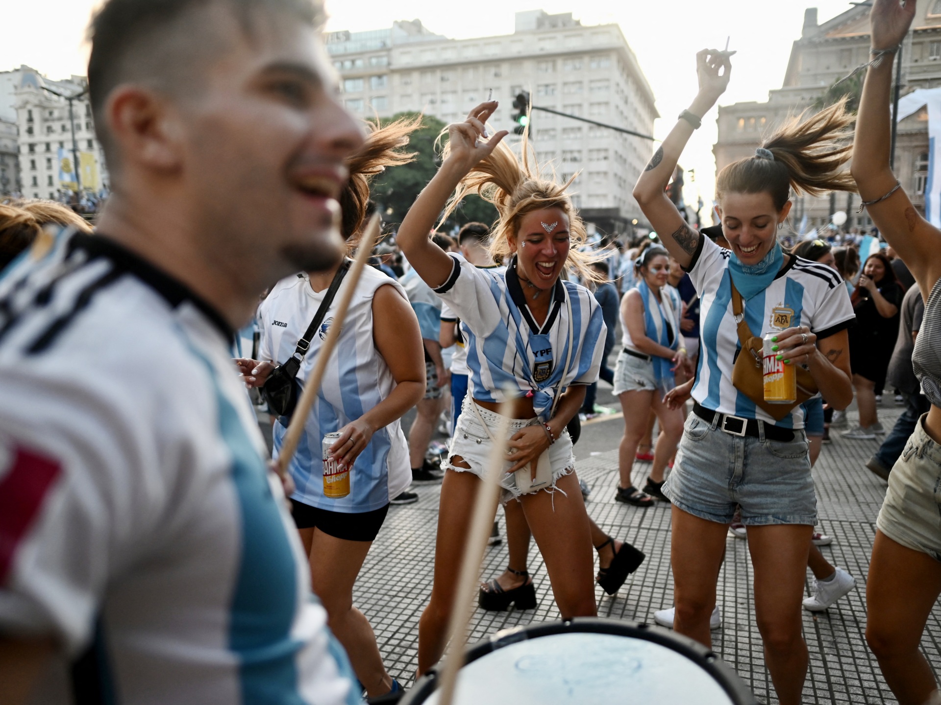 Aficionados argentinos celebran en las calles tras victoria en el Mundial
