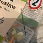 Una madre afirma que ha mordido una aguja oxidada (en la foto) que estaba dentro de su bolsa de ensalada de col que compró en Claremont Quarter Coles, Perth, el Boxing Day