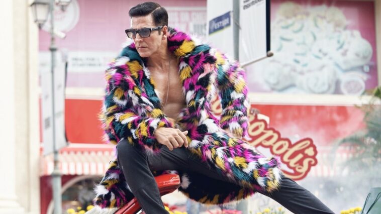 Akshay Kumar posa con un abrigo de piel multicolor en una nueva foto de los sets Selfiee, los fanáticos comparan su moda con Ranveer Singh
