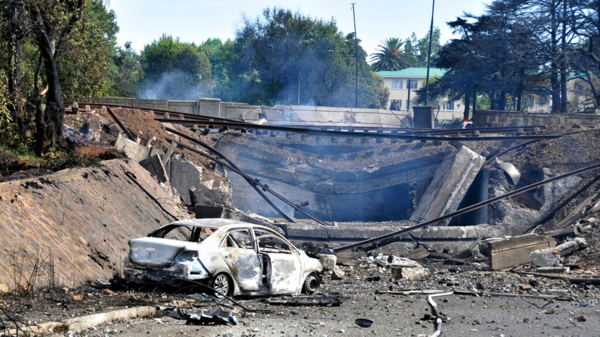 Al menos 10 muertos y decenas de heridos en explosión de camión cisterna cerca de Johannesburgo
