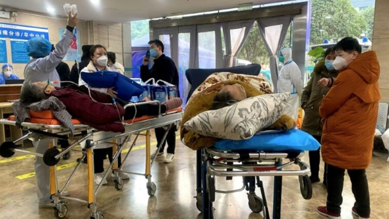 Ancianos con COVID-19 llenan camas de hospital en Chongqing de China
