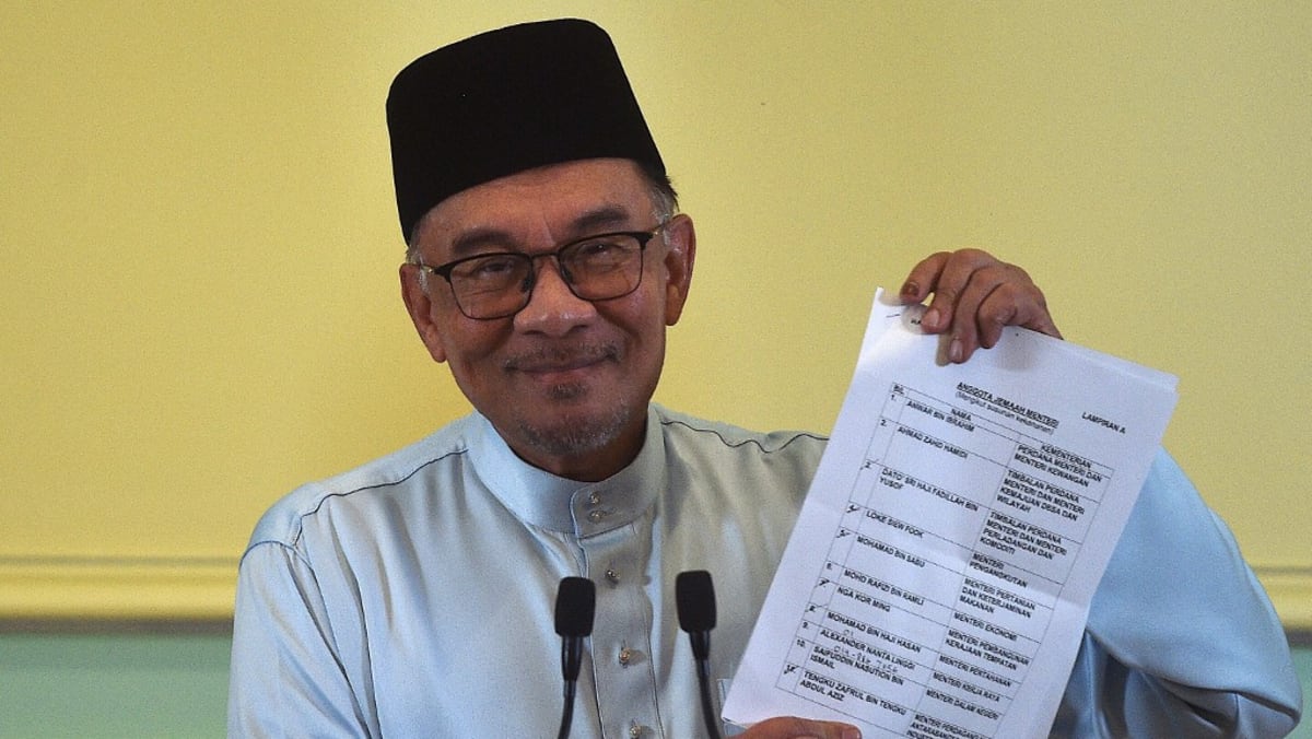  Anwar presenta Gabinete de Malasia;  Ahmad Zahid y Fadillah Yusof serán sus suplentes
