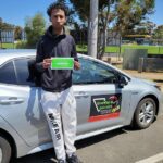 Una última foto trágica muestra a Hashim Mohamed, de 18 años, posando frente a un automóvil después de pasar su prueba de placa P