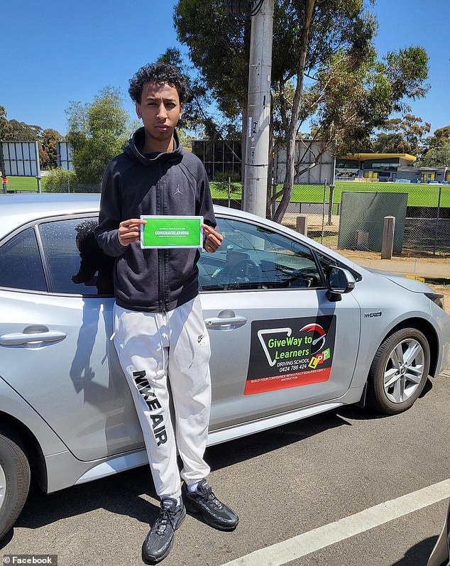 Una última foto trágica muestra a Hashim Mohamed, de 18 años, posando frente a un automóvil después de pasar su prueba de placa P