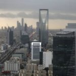 Arabia Saudita informa su primer superávit presupuestario en casi 10 años debido a los precios más altos del petróleo