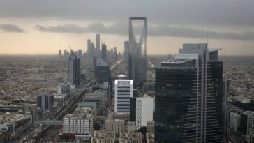 Arabia Saudita informa su primer superávit presupuestario en casi 10 años debido a los precios más altos del petróleo