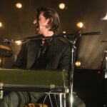 Arctic Monkeys se lleva un pop-up bar de gira