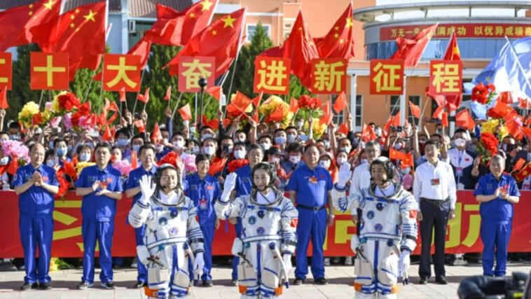 Astronautas chinos regresan de estación espacial Tiangong