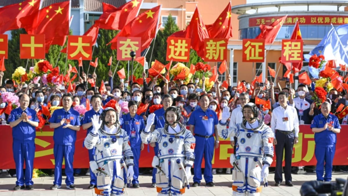 Astronautas chinos regresan de estación espacial Tiangong
