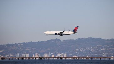 El vuelo viajaba de San Francisco a Atlanta cuando la tripulación recibió la notificación sobre el motor.