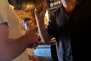 Christopher Logan se enfrenta al hombre que se cree que es el gerente del pub después del presunto incidente en Sudáfrica