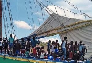 Barco con 253 migrantes haitianos atraca en Cuba por mal tiempo