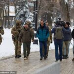 El aventurero y presentador de televisión británico Bear Grylls se reunió recientemente con el presidente de Ucrania, Volodymyr Zelensky, mientras el país se enfrenta a un duro invierno.