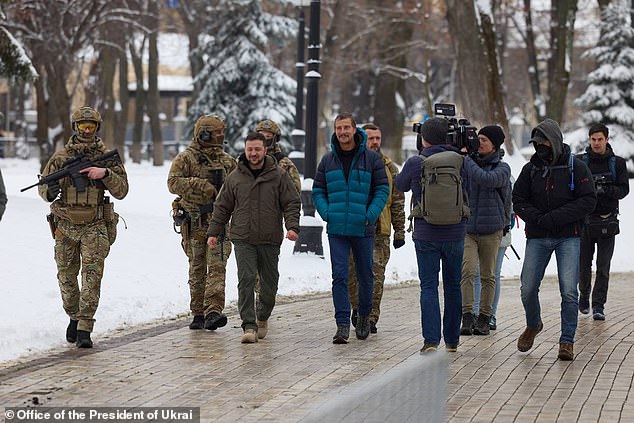 El aventurero y presentador de televisión británico Bear Grylls se reunió recientemente con el presidente de Ucrania, Volodymyr Zelensky, mientras el país se enfrenta a un duro invierno.