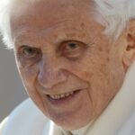 Benedicto XVI, uno de los pocos papas en renunciar, conmocionó a la Iglesia Católica