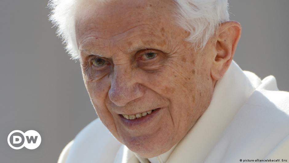 Benedicto XVI, uno de los pocos papas en renunciar, conmocionó a la Iglesia Católica
