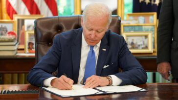Biden firma proyecto de ley para proteger los matrimonios entre personas del mismo sexo e interraciales