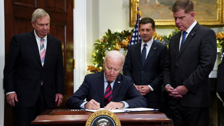 Biden firma proyecto de ley que evita la huelga de trabajadores ferroviarios a pesar de la falta de días de enfermedad pagados
