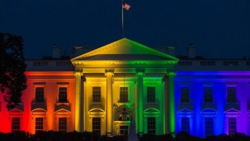 El presidente Joe Biden firmará la Ley de Respeto al Matrimonio el martes por la tarde en una ceremonia a la que asistirán miles de personas en el Jardín Sur de la Casa Blanca.  La Casa Blanca se iluminó con los colores del arco iris después de que en junio de 2015 la Corte Suprema fallara a favor del matrimonio entre personas del mismo sexo.
