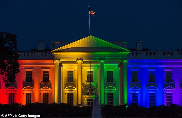 El presidente Joe Biden firmará la Ley de Respeto al Matrimonio el martes por la tarde en una ceremonia a la que asistirán miles de personas en el Jardín Sur de la Casa Blanca.  La Casa Blanca se iluminó con los colores del arco iris después de que en junio de 2015 la Corte Suprema fallara a favor del matrimonio entre personas del mismo sexo.