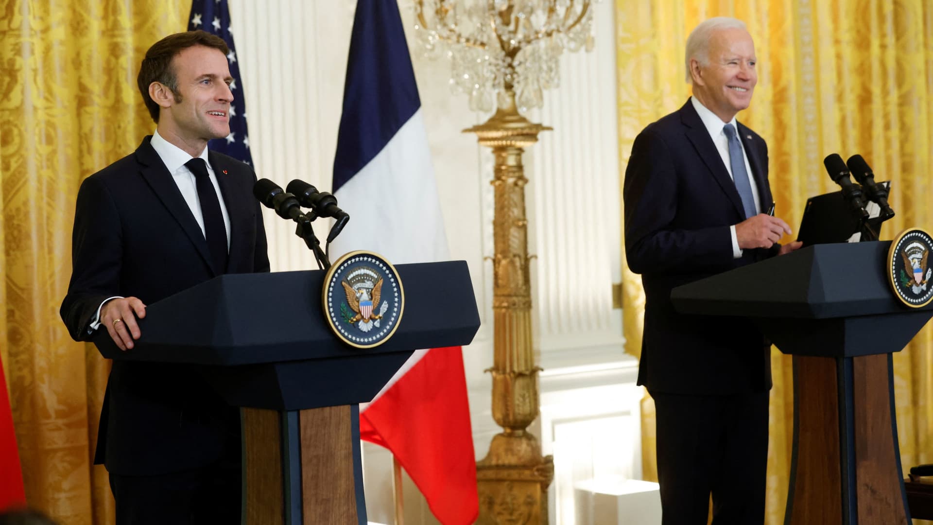 Biden y Macron reafirman su asociación y apoyo a Ucrania en conferencia de prensa conjunta en la Casa Blanca
