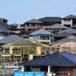 Es probable que los precios de la vivienda en Australia caigan un 20 por ciento, dice una agencia internacional de calificación crediticia (en la foto, las casas en construcción en Oran Park en el suroeste de Sydney)