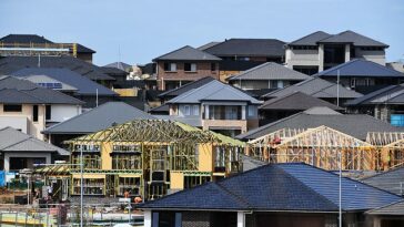 Es probable que los precios de la vivienda en Australia caigan un 20 por ciento, dice una agencia internacional de calificación crediticia (en la foto, las casas en construcción en Oran Park en el suroeste de Sydney)