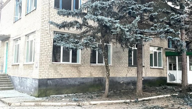 Bloques de apartamentos y jardín de infantes dañados en el bombardeo ruso de la región de Donetsk