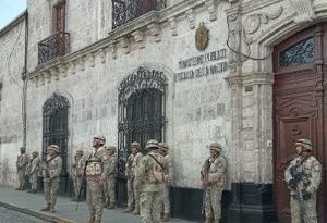 Boluarte militariza Perú y declara estado de emergencia