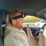 El YouTuber se filmó a sí mismo en la autopista, pero violó varias leyes automovilísticas al adelantar por el lado equivocado y competir con otros autos.