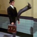 Se pidió a los participantes del estudio que recrearan, lo mejor que pudieran, las caminatas del Sr. Teabag (arriba) y el Sr. Putey que habían visto en el videoclip de 'Monty Python's Flying Circus'