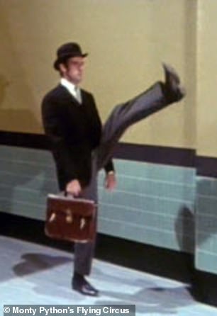 Se pidió a los participantes del estudio que recrearan, lo mejor que pudieran, las caminatas del Sr. Teabag (arriba) y el Sr. Putey que habían visto en el videoclip de 'Monty Python's Flying Circus'