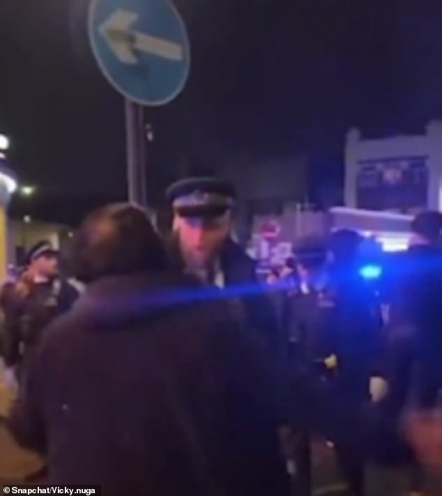 Momento en que una mujer golpea a un oficial de policía en la cara afuera de la Academia O2 en Brixton el jueves por la noche