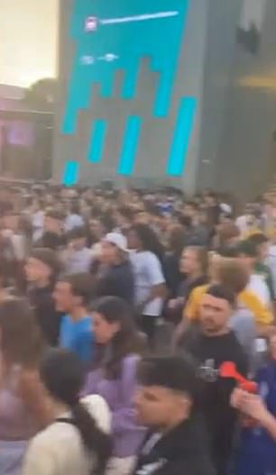 Los fanáticos intentaron ingresar a Fed Square para ver el juego