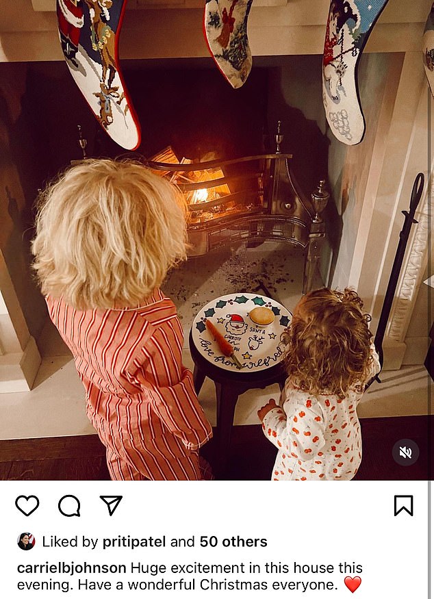 Los dos hijos del ex primer ministro y su esposa fueron fotografiados de pie junto a una chimenea en pijama.